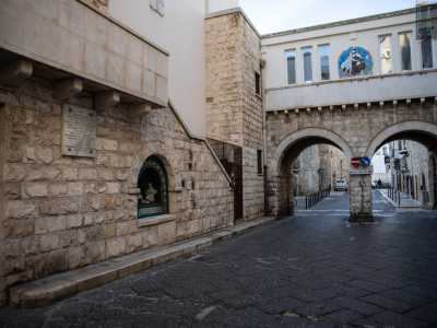 Prima di entrare, ritorniamo su largo Chiurlia per dirigerci su via Corridoni, l� dove sul retro di San Giuseppe...
